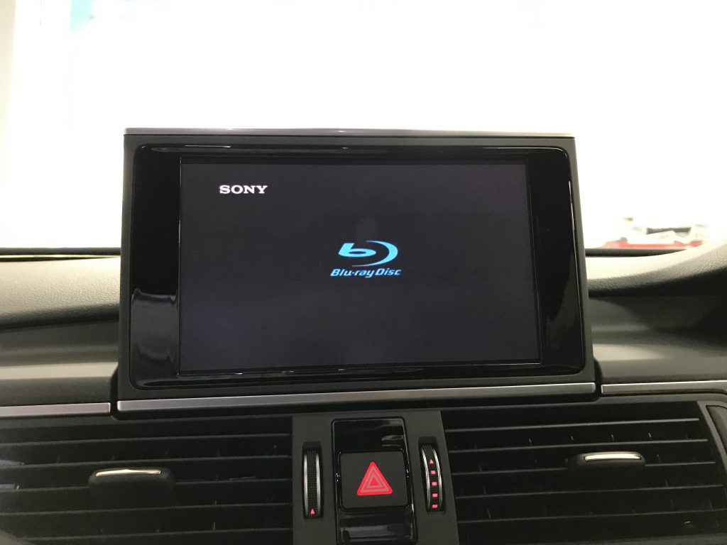 Audi S6に Blu Ray Disc Playerとリアモニターを クラフツ株式会社
